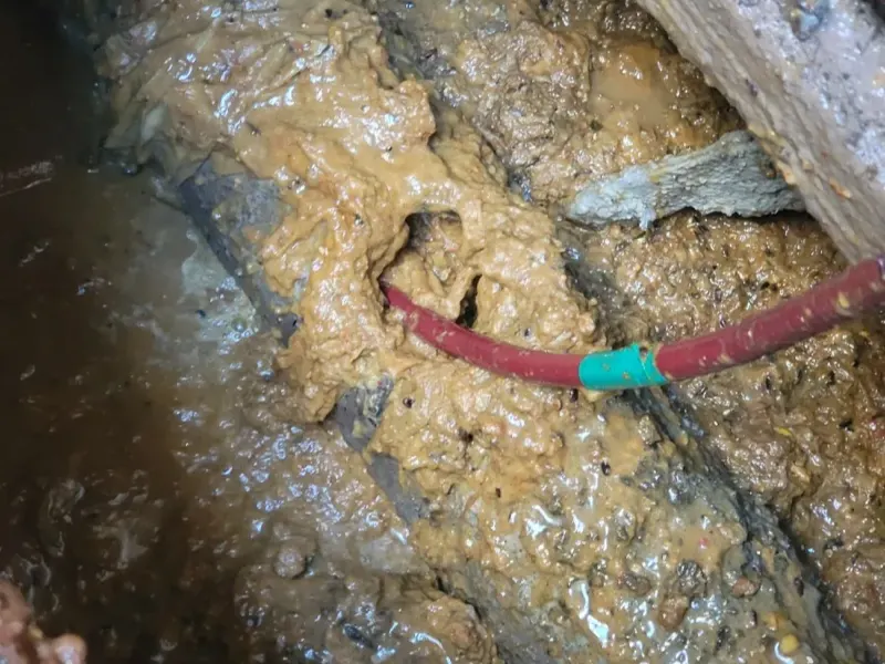 부산 남구 배관 바닥에 쌓인 슬러지
