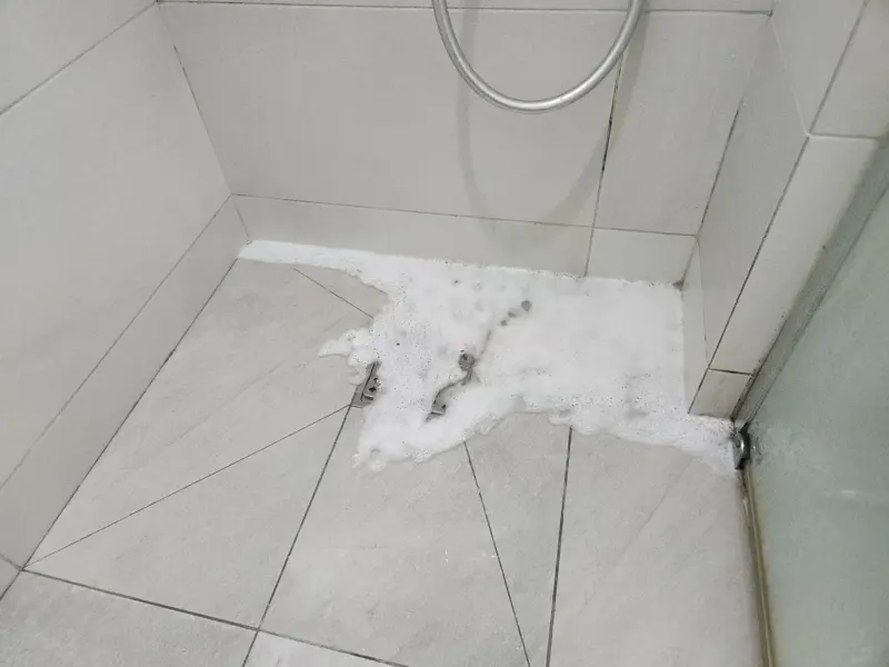 부산 남구 배수구에서 거품 섞인 물이 올라온 샤워실 바닥